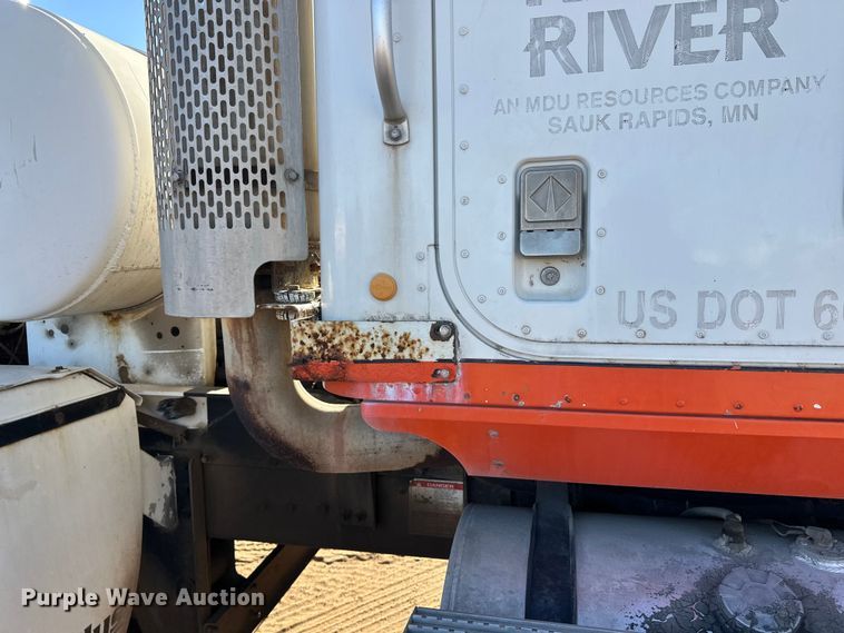 image for item DW4339 2001 International 5500i ready mix truck