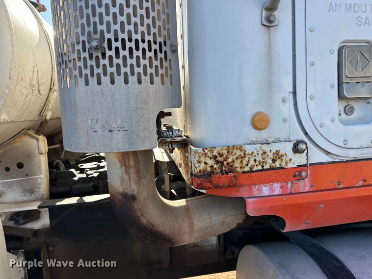 image for item DW4339 2001 International 5500i ready mix truck