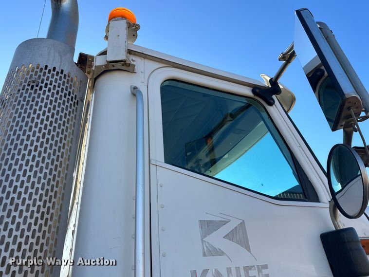 image for item DW4339 2001 International 5500i ready mix truck