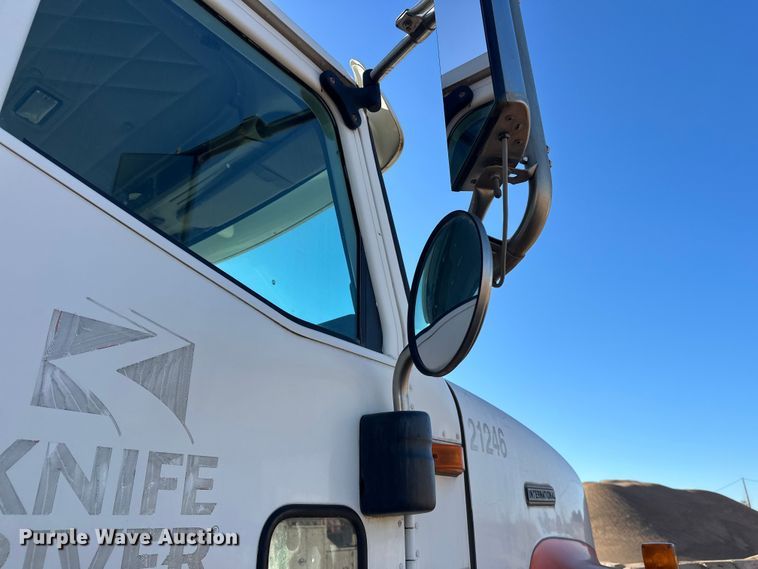 image for item DW4339 2001 International 5500i ready mix truck