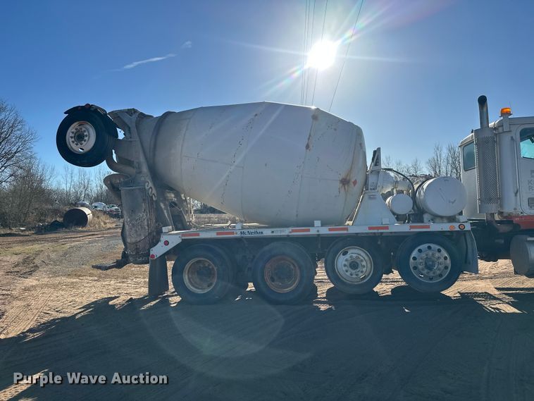 image for item DW4339 2001 International 5500i ready mix truck