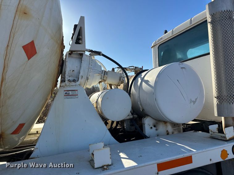 image for item DW4339 2001 International 5500i ready mix truck