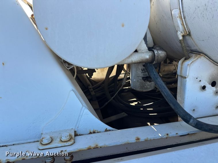 image for item DW4339 2001 International 5500i ready mix truck