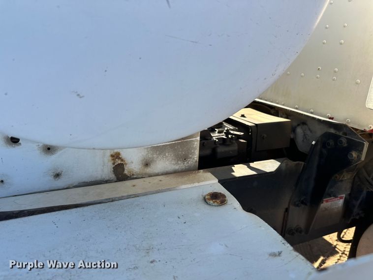 image for item DW4339 2001 International 5500i ready mix truck