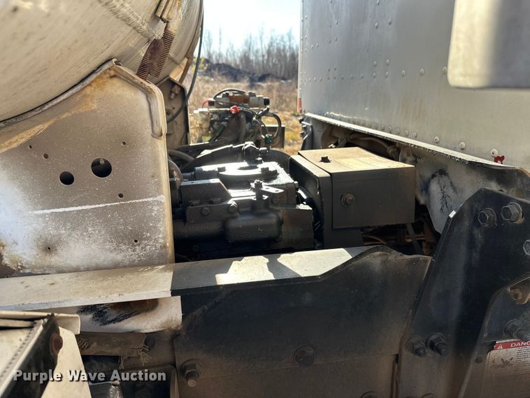 image for item DW4339 2001 International 5500i ready mix truck