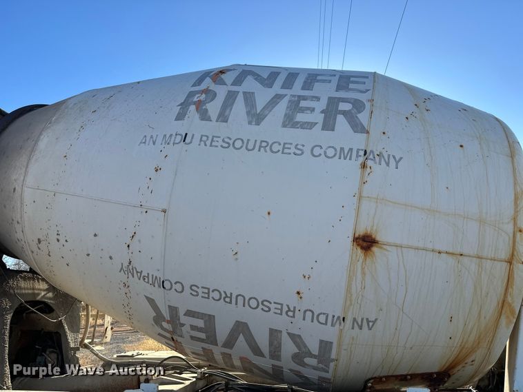 image for item DW4339 2001 International 5500i ready mix truck