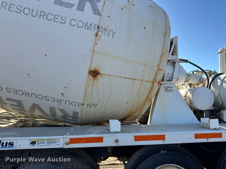 image for item DW4339 2001 International 5500i ready mix truck