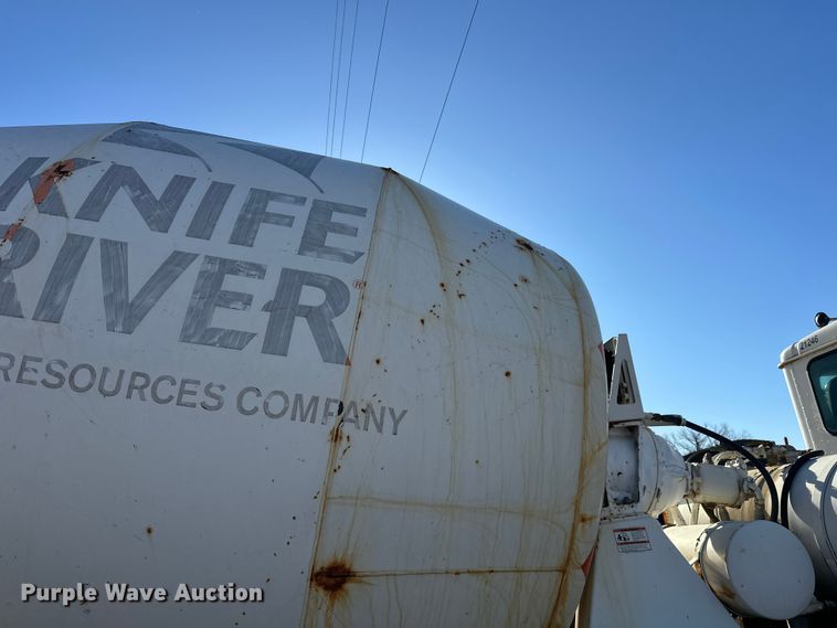 image for item DW4339 2001 International 5500i ready mix truck