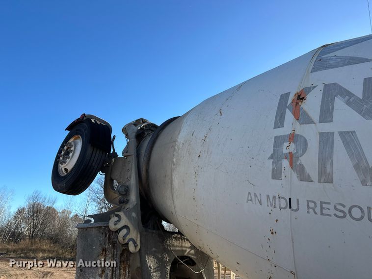 image for item DW4339 2001 International 5500i ready mix truck