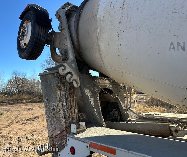 image for item DW4339 2001 International 5500i ready mix truck