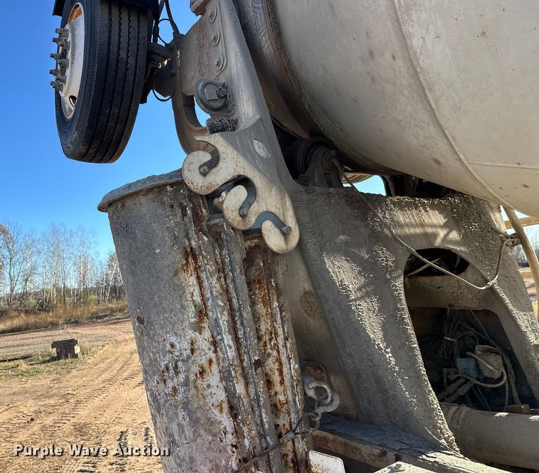 image for item DW4339 2001 International 5500i ready mix truck