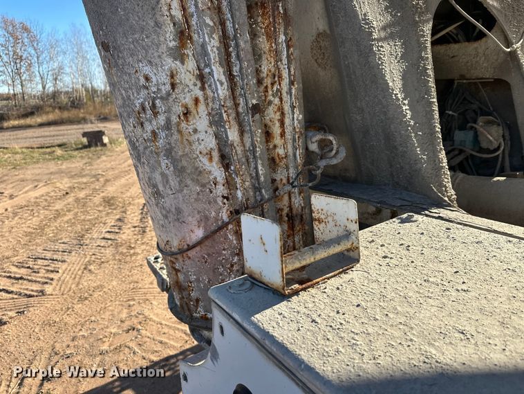 image for item DW4339 2001 International 5500i ready mix truck