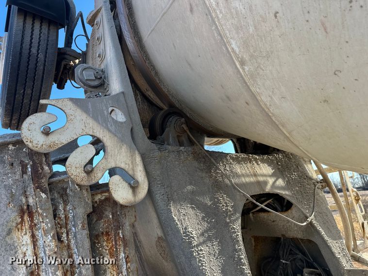 image for item DW4339 2001 International 5500i ready mix truck