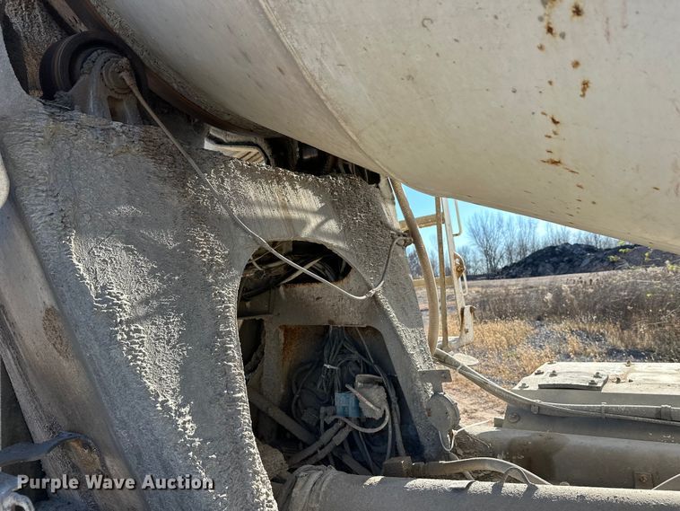 image for item DW4339 2001 International 5500i ready mix truck