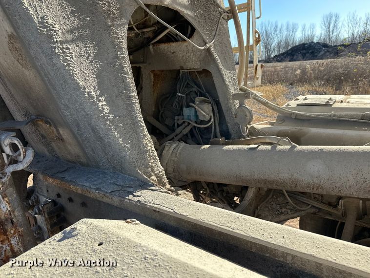 image for item DW4339 2001 International 5500i ready mix truck