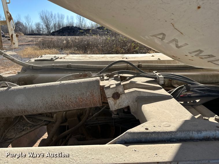 image for item DW4339 2001 International 5500i ready mix truck