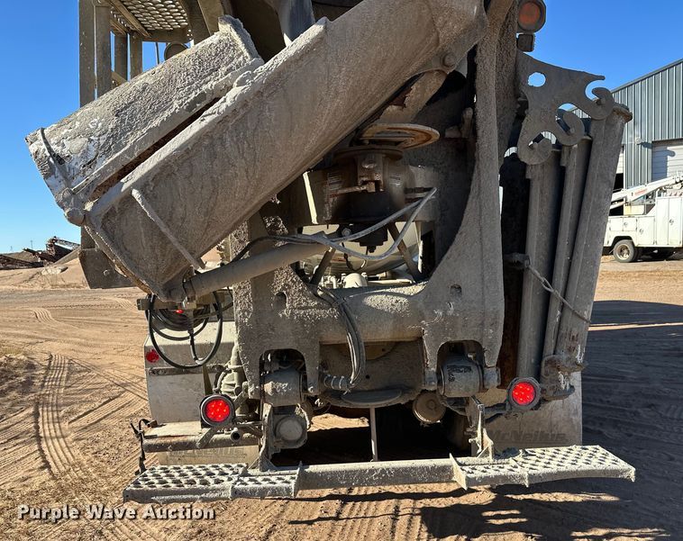 image for item DW4339 2001 International 5500i ready mix truck