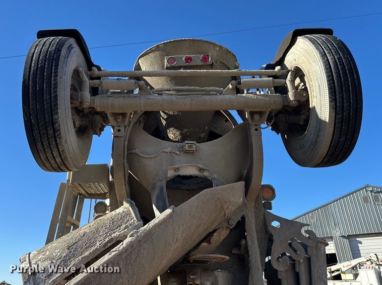 image for item DW4339 2001 International 5500i ready mix truck