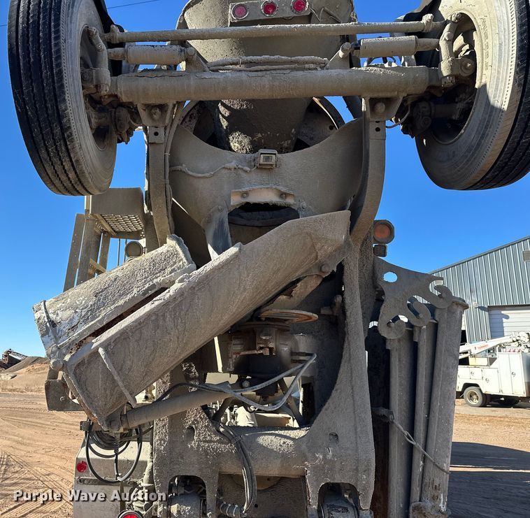 image for item DW4339 2001 International 5500i ready mix truck