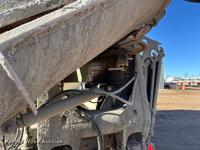 image for item DW4339 2001 International 5500i ready mix truck