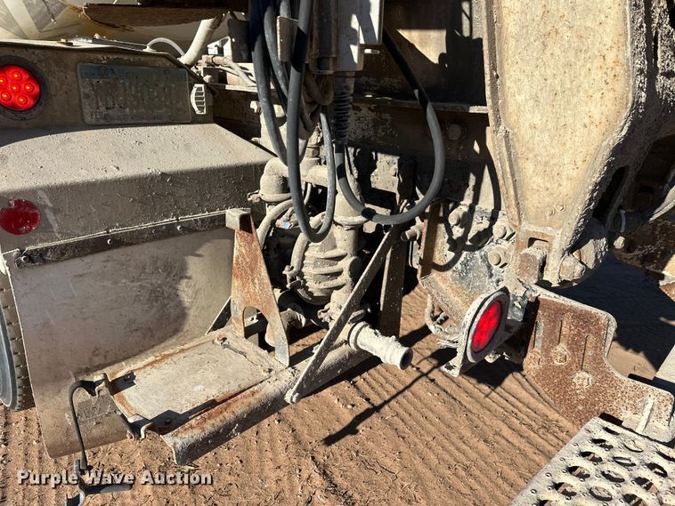 image for item DW4339 2001 International 5500i ready mix truck