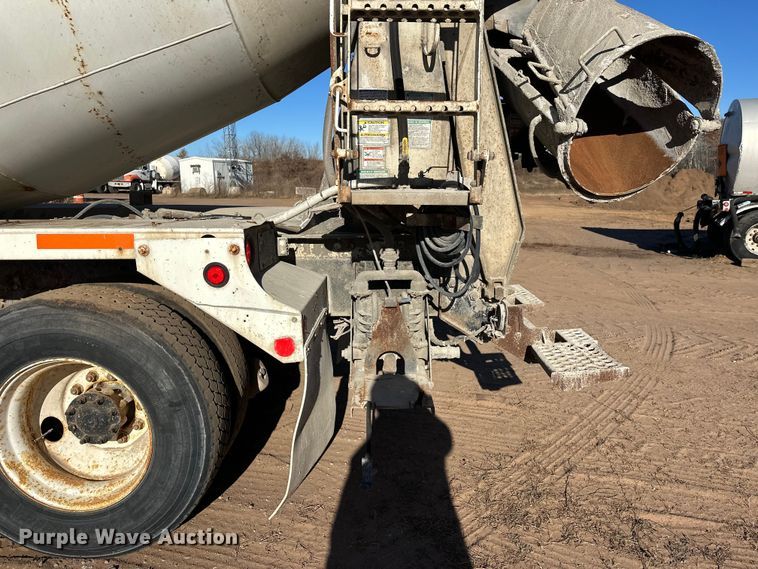 image for item DW4339 2001 International 5500i ready mix truck