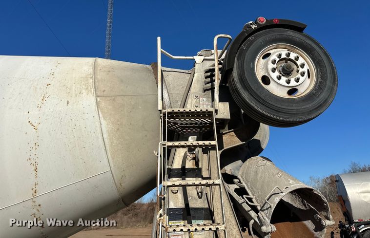 image for item DW4339 2001 International 5500i ready mix truck