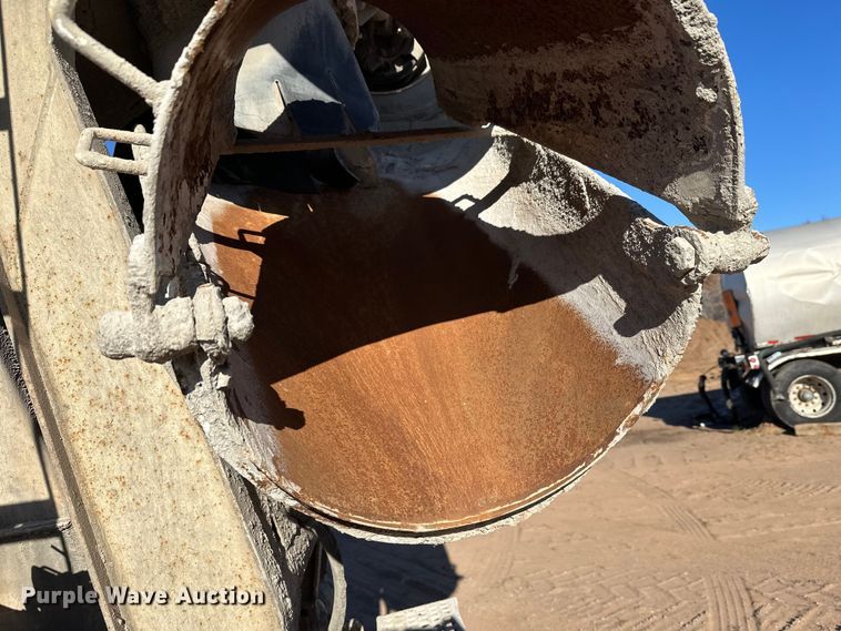 image for item DW4339 2001 International 5500i ready mix truck