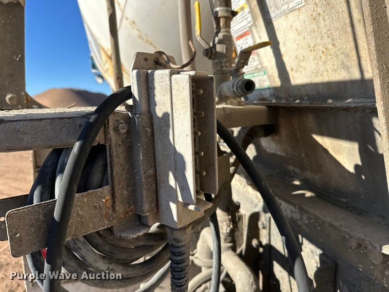 image for item DW4339 2001 International 5500i ready mix truck