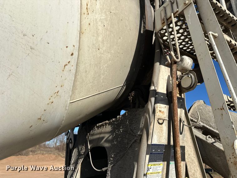 image for item DW4339 2001 International 5500i ready mix truck