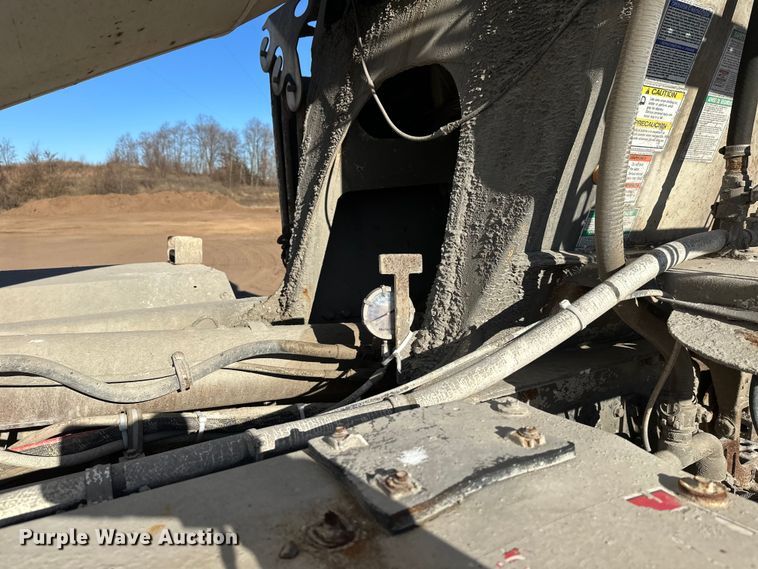 image for item DW4339 2001 International 5500i ready mix truck