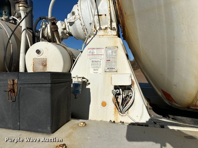 image for item DW4339 2001 International 5500i ready mix truck