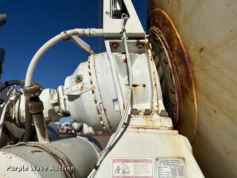 image for item DW4339 2001 International 5500i ready mix truck