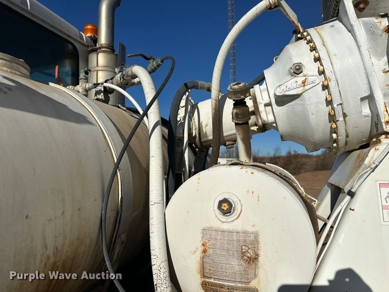 image for item DW4339 2001 International 5500i ready mix truck