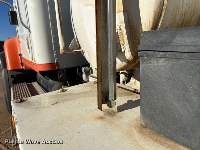 image for item DW4339 2001 International 5500i ready mix truck