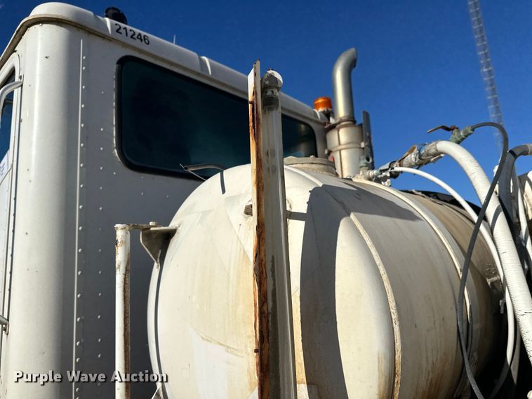 image for item DW4339 2001 International 5500i ready mix truck