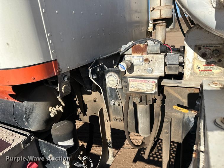 image for item DW4339 2001 International 5500i ready mix truck