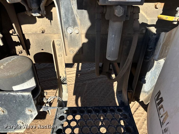 image for item DW4339 2001 International 5500i ready mix truck