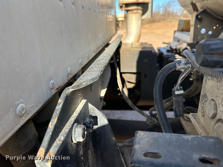 image for item DW4339 2001 International 5500i ready mix truck