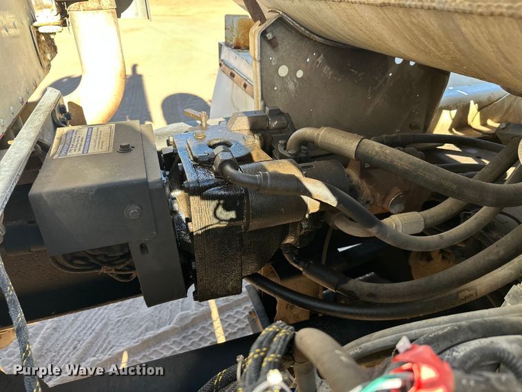 image for item DW4339 2001 International 5500i ready mix truck