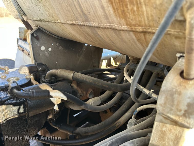 image for item DW4339 2001 International 5500i ready mix truck