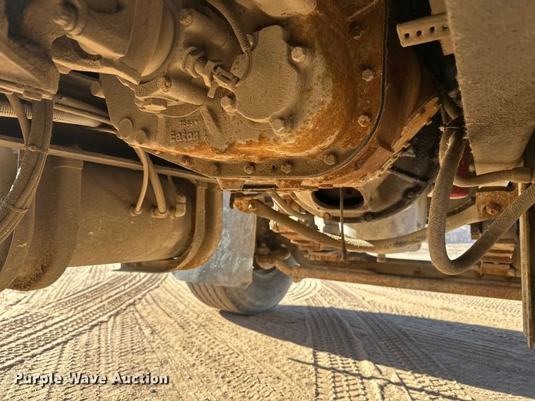 image for item DW4339 2001 International 5500i ready mix truck