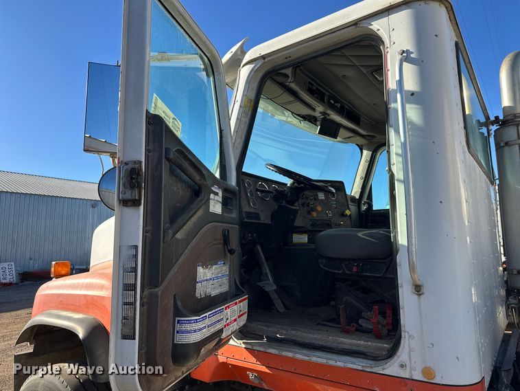 image for item DW4339 2001 International 5500i ready mix truck