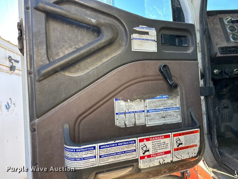 image for item DW4339 2001 International 5500i ready mix truck