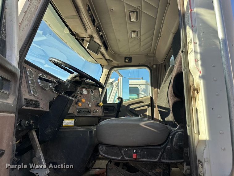 image for item DW4339 2001 International 5500i ready mix truck