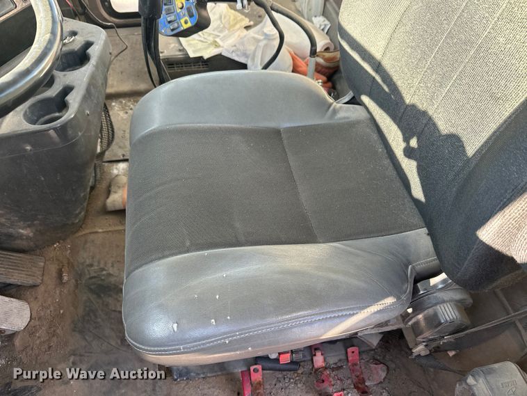 image for item DW4339 2001 International 5500i ready mix truck