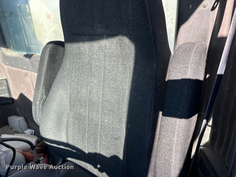 image for item DW4339 2001 International 5500i ready mix truck