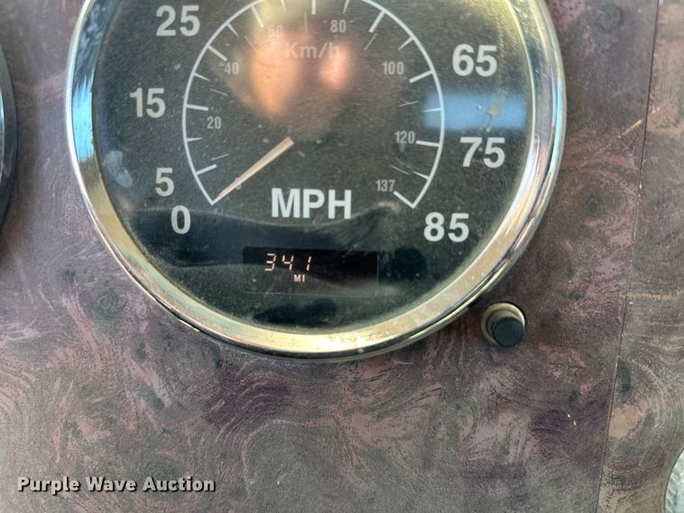 image for item DW4339 2001 International 5500i ready mix truck