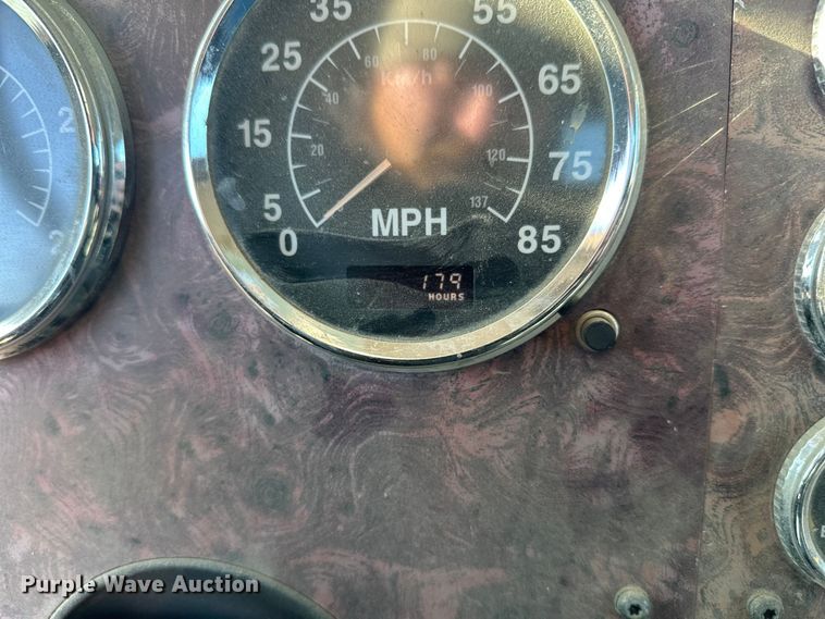 image for item DW4339 2001 International 5500i ready mix truck