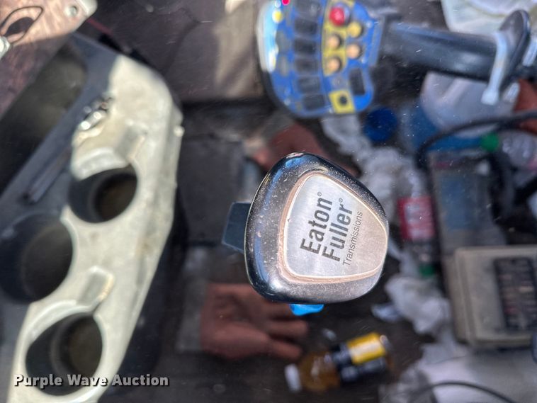 image for item DW4339 2001 International 5500i ready mix truck